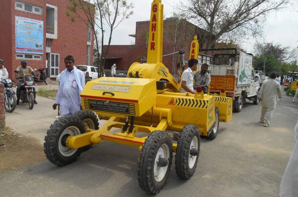 लेजर लैंड लैवलर खेत करे एक सार