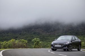 हुंडई वरना के साथ जा सकते हैं टेंशन फ्री लॉन्ग ड्राइव पर