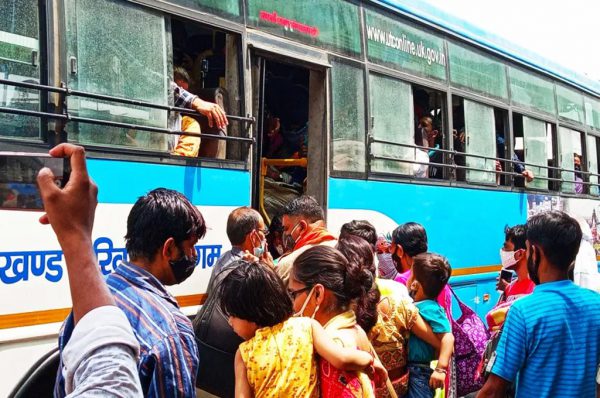 कोरोना 2.0 : लौकडाउन के डर से गांव वापस जाते प्रवासी