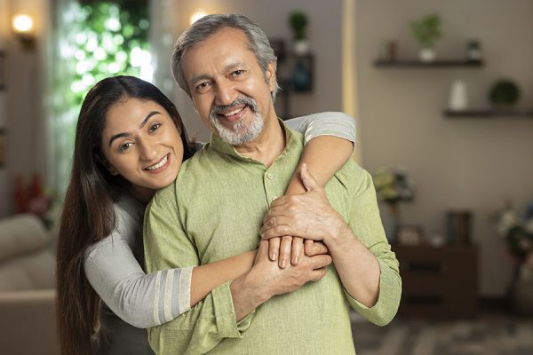 मैं 25 साल की लड़की हूं, मुझे 51 साल के आदमी से प्यार हो गया है क्या करुं?