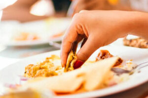 हाथ से खाना खाने से शरीर को मिलते हैं कई फायदे, जानें कैसे