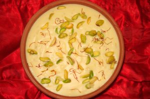 Raksha Bandhan : दूध और मेवे के साथ घर पर ऐसे बनाएं फिरनी