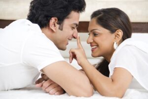 मैंने सुना है कि सुहागरात को ही पति को पता चल जाता है कि लड़की का कौमार्य भंग हो चुका है, क्या ये सच है?