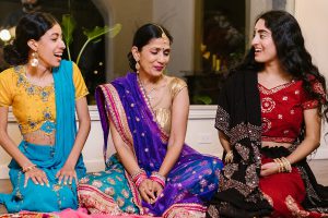 Diwali 2022 : रीतिरिवाजों के बंधन में पहनावा