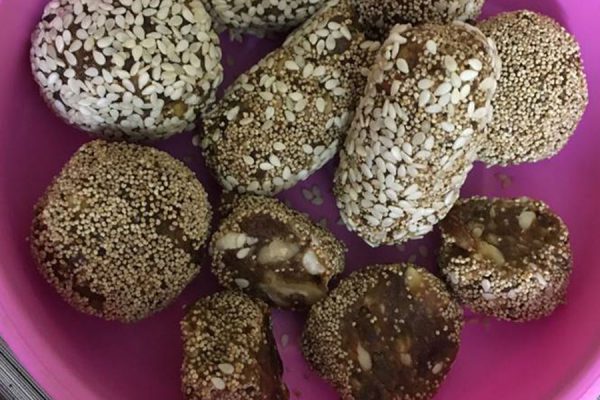विंटर स्पेशल : सर्दियों में बनाएं घर पर खजूर और तिल के बार