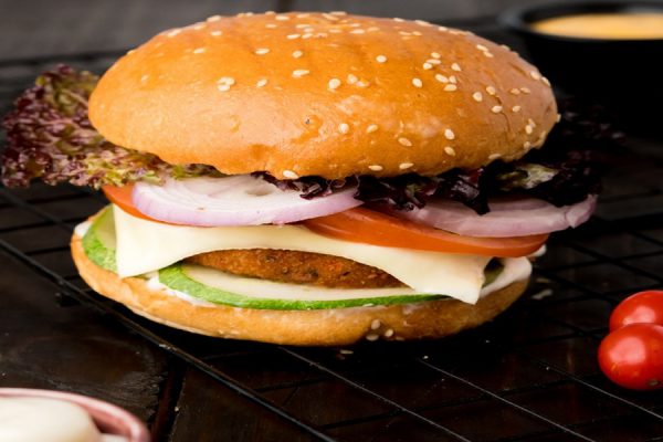 घर पर इस तरह बनाएं तवा पनीर बर्गर, जानें  रेसिपी
