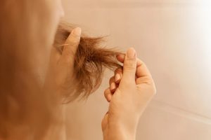 विंटर स्पेशल: सर्द मौसम में बाल न हो रुखे और बेजान, अपनाएं ये टिप्स