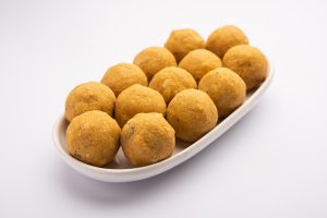 Makar Sankrati 2023 : आटा-सूजी मेवा लड्डू से त्यौहार बनाएं खास