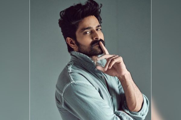 असल जिंदगी में भी हीरो बना ये एक्टर, गर्लफ्रेंड से बदतमीजी कर रहे बॉयफ्रेंड को ऐसे सिखाया सबक