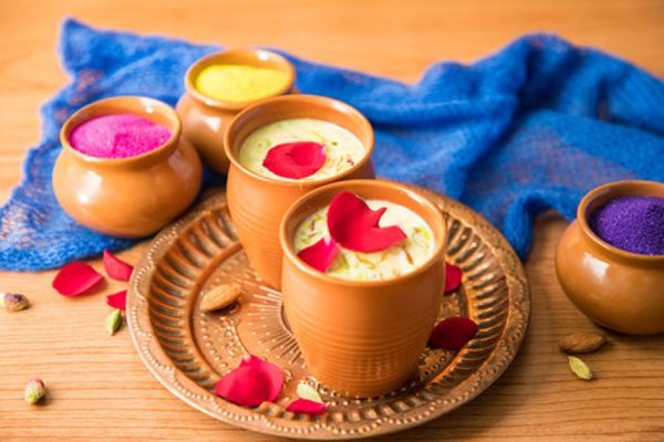 Holi Special: होली पर ऐसे बनाएं कूलकूल ठंडाई