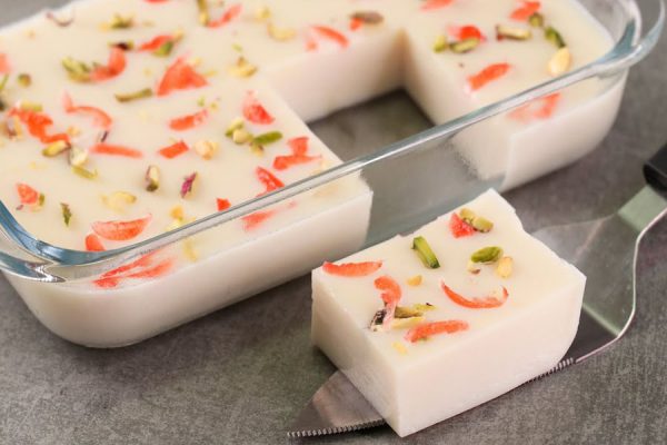 Holi Special:  मिल्क पुडिंग- दूध और छेने से बनी बर्फी