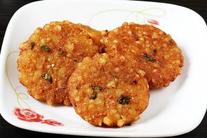 फलाहार के लिए ऐसे बनाए साबूदाना वड़ा और पूड़ी