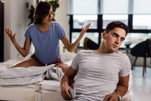 मेरे पति का अफेयर चल रहा है, क्या मैं उन्हें तलाक दे दूं ?