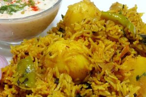 EID 2023: घर पर ट्राय करें ये टेस्टी दम बिरयानी