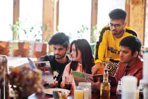 हाई लिविंग लो थिकिंग का जमाना