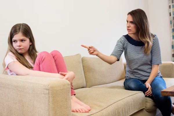 मेरी बेटी का मूड उखड़ाखड़ा रहता है, मैं क्या करूं?