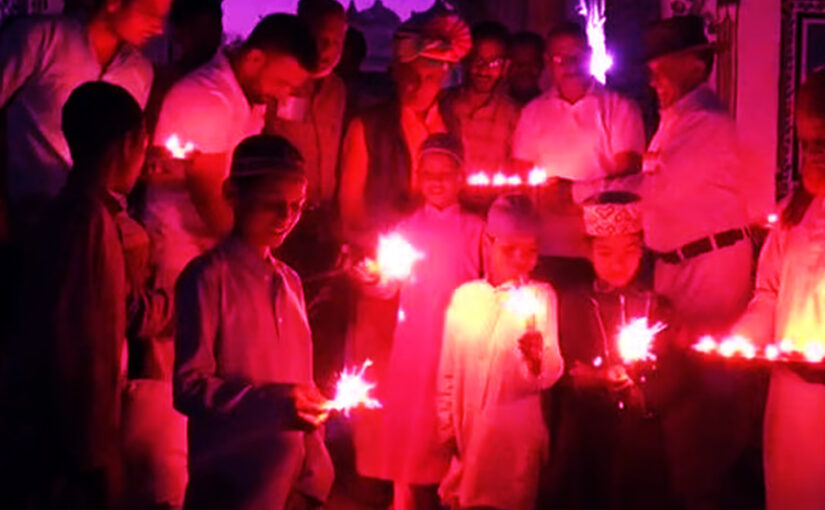 त्योहार की खुशियां डिफरैंट कास्ट, रंग, रिलीजन में बांटें
