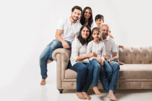 परिवार का ट्रिप प्लान करे ग्लू का काम