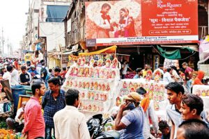 धार्मिक सामग्री से पटा बाजार