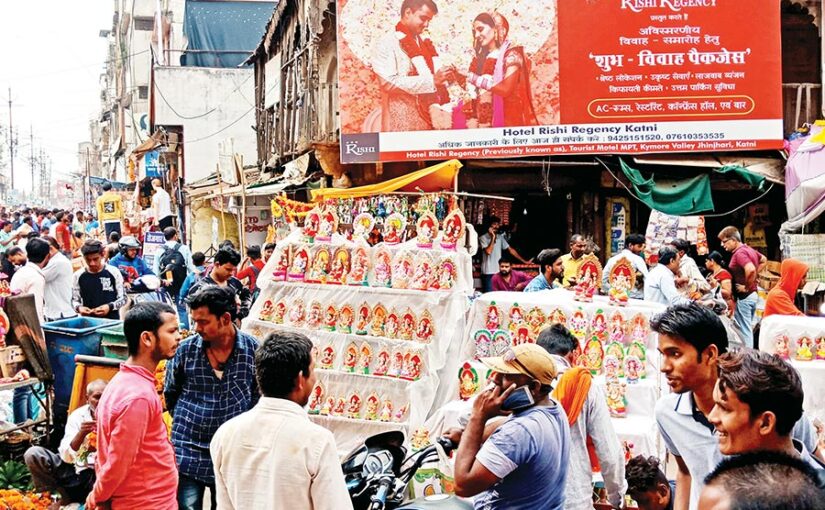 धार्मिक सामग्री से पटा बाजार