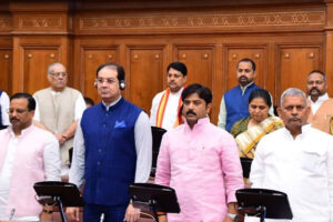 यूपी विधानसभा के नए नियम : मोबाइल, झंडे, बैनर बैन लेकिन गुटखा, खैनी क्यों नहीं?