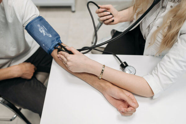 सर्दियों में आप भी हैं High Blood Pressure की समस्या से परेशान, तो कंट्रोल करने के लिए अपनाएं ये तरीके