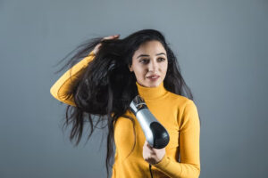 हेयरस्टाइल बनाते समय बालों में बाउंस लाने के लिए क्या करूं ?