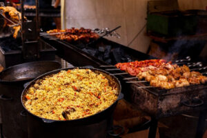 Street Food : चिकेन मटन चाउमीन के लजीज रोल्स ठेले पर