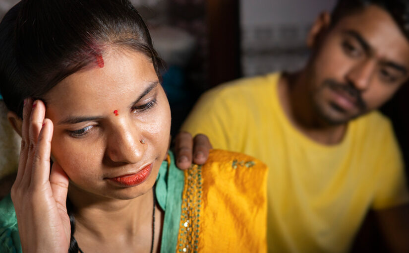 पत्नी की मां के मकड़जाल में फंसती पतिपत्नी की शादी