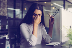 स्क्रीन पर देखने से आंखें दर्द करती हैं, मैं क्या करूं ?