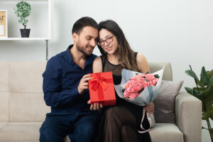 Valentine’s Day 2024 : वैलेंटाइन डे पर गर्लफ्रेंड को करना हैं इंप्रेस, तो दें ये गिफ्ट