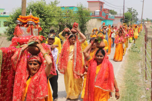 अंधविश्वास के कलश ढोती महिलाएं, उन्हें कमजोर करने की साजिश