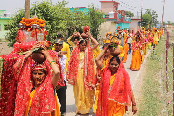 अंधविश्वास के कलश ढोती महिलाएं, उन्हें कमजोर करने की साजिश