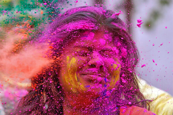 Holi 2024: क्या करें जब आंख, कान या मुंह में चला जाए रंग?