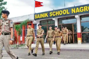 सेना से संबंधित संस्थाओं में धार्मिक संगठन का जुड़ना क्या देश के लिए खतरा है?