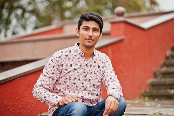 मैं अपनी मां की बूआ की बेटी से प्यार करता हूं, क्या हम दोनों शादी कर सकते हैं?