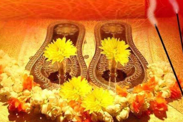 हीनता और वितृष्णा का प्रतीक पादुका पूजन