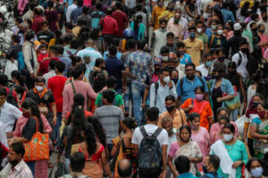 सोशल स्टेटस की मारी जनता