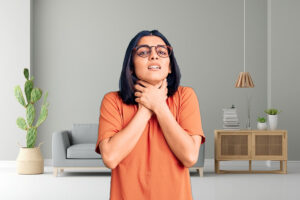 वर्क फ्रौम होम से गले में दर्द शुरू हो गया है समझ नहीं आ रहा क्या करें?