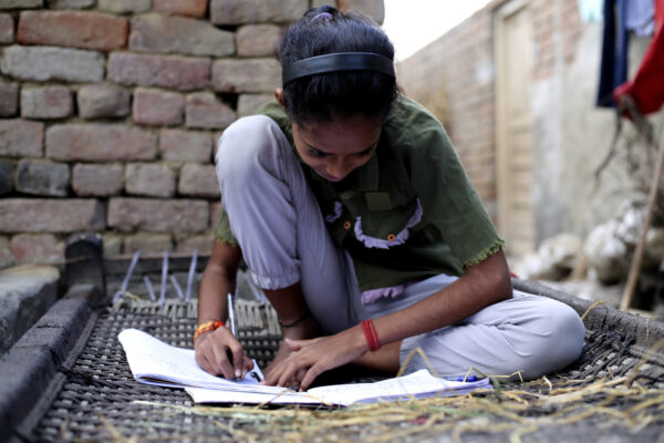 Girls Education : आखिर क्यों पढ़ाई छोड़ देती हैं SC/ST लड़कियां ?