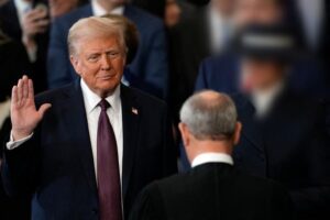 Donald Trump : अमेरिका में गुरूर वाले गोरे की ताजपोशी