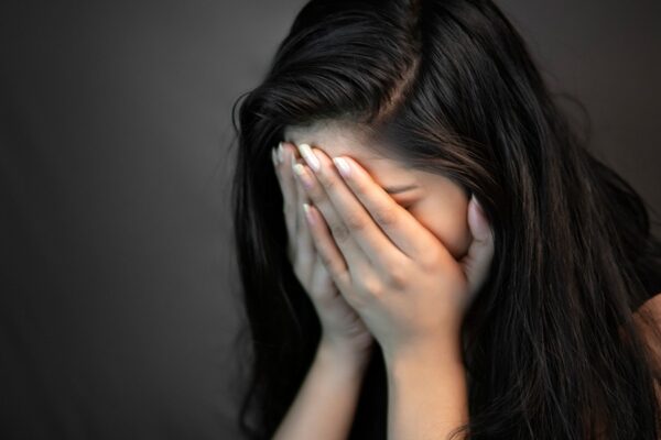 Psychology : रोने को हथियार न बनाएं