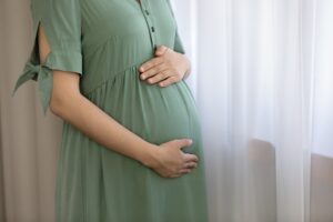 Surrogacy : औरत और कोख के बीच क्यों आए सरकार