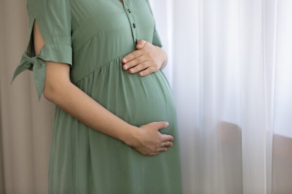 Surrogacy : औरत और कोख के बीच क्यों आए सरकार