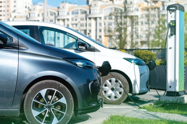 Electric Vehicle : ईवी वाहन चार्जिंग – खतरा भी, कारोबार भी