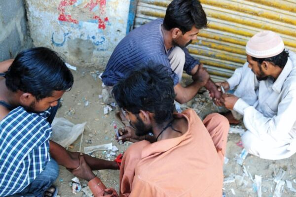 Drugs : नशे का कारोबार देश को बना रहा नपुंसक