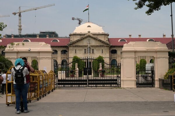 Allahabad High Court : जमानत पर हैं तो क्यों नहीं जा सकते विदेश?