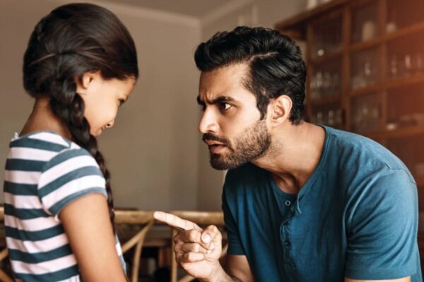 Family : सौतेला पिता – सहारा या खतरा