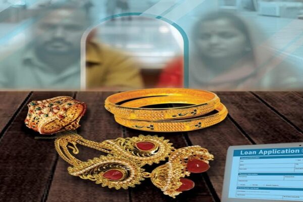 Gold Loan : गिद्ध नजर औरतों के गहनों पर