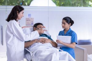 Paramedical Courses : जमाना है हाफ डाक्टरों का